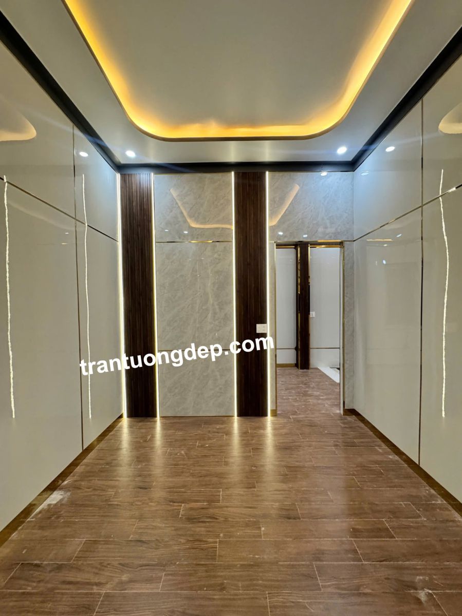 Đây là phòng thờ gia chủ lựa chọn tông màu Nhựa Giả Gỗ Màu Cam kết hợp ốp PVC Giả Đá trắng trơn đơn giản