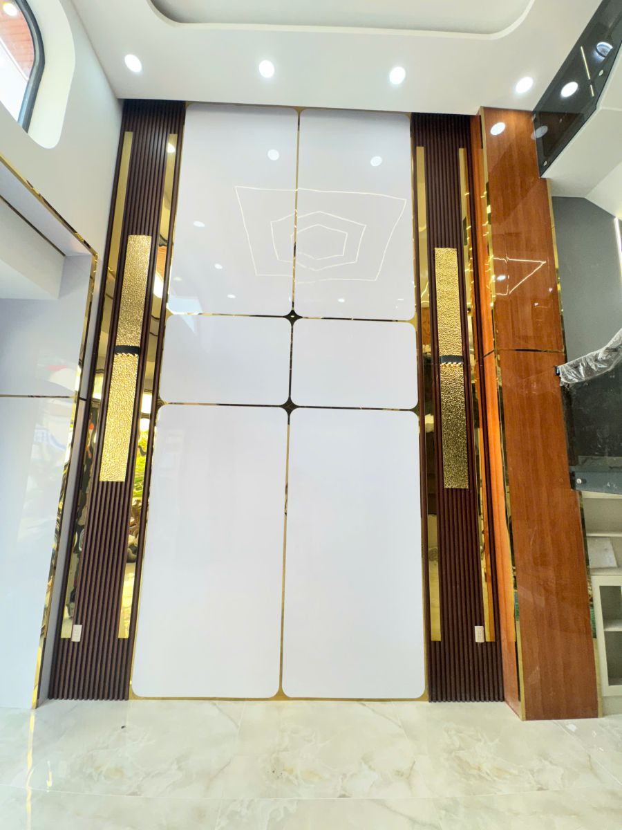 decor vách thông tầng đẹp