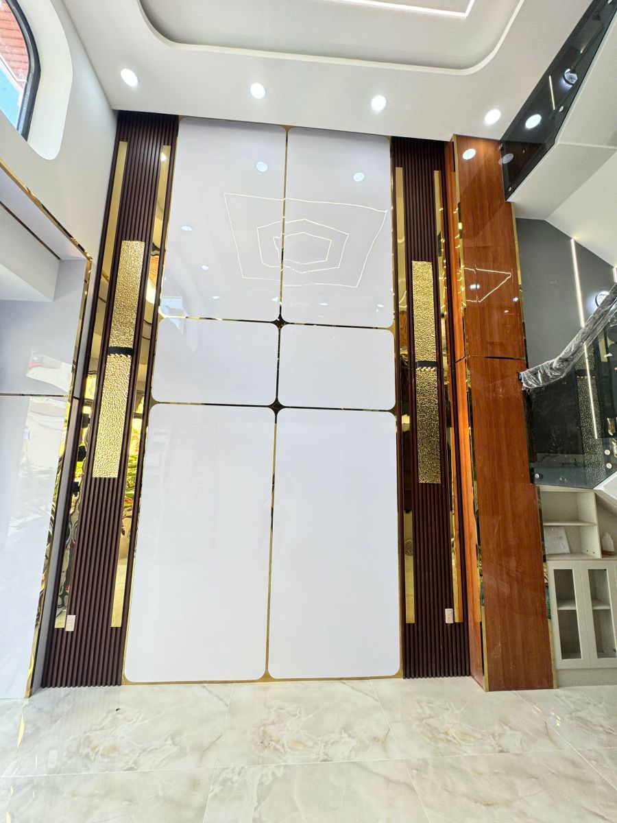 decor vách thông tầng đẹp hcm