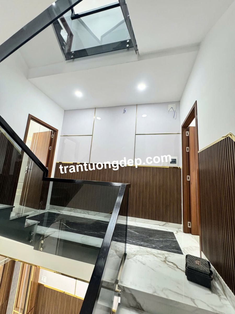 thi công ốp tường cầu thang đẹp giá rẻ hcm