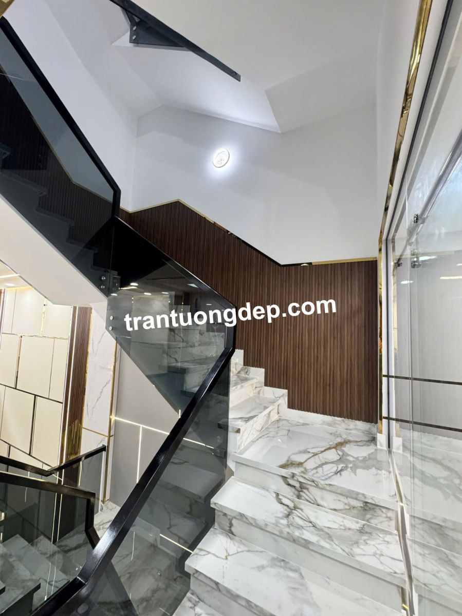 thi công ốp tường cầu thang đẹp giá rẻ hcm