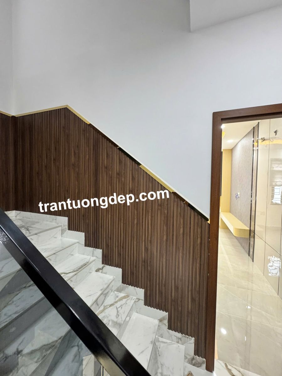 thi công ốp tường cầu thang đẹp giá rẻ hcm