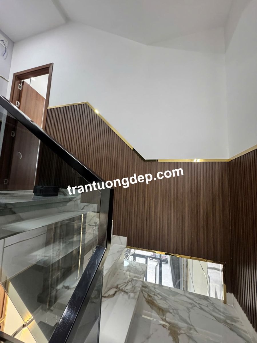 thi công ốp tường cầu thang đẹp giá rẻ hcm