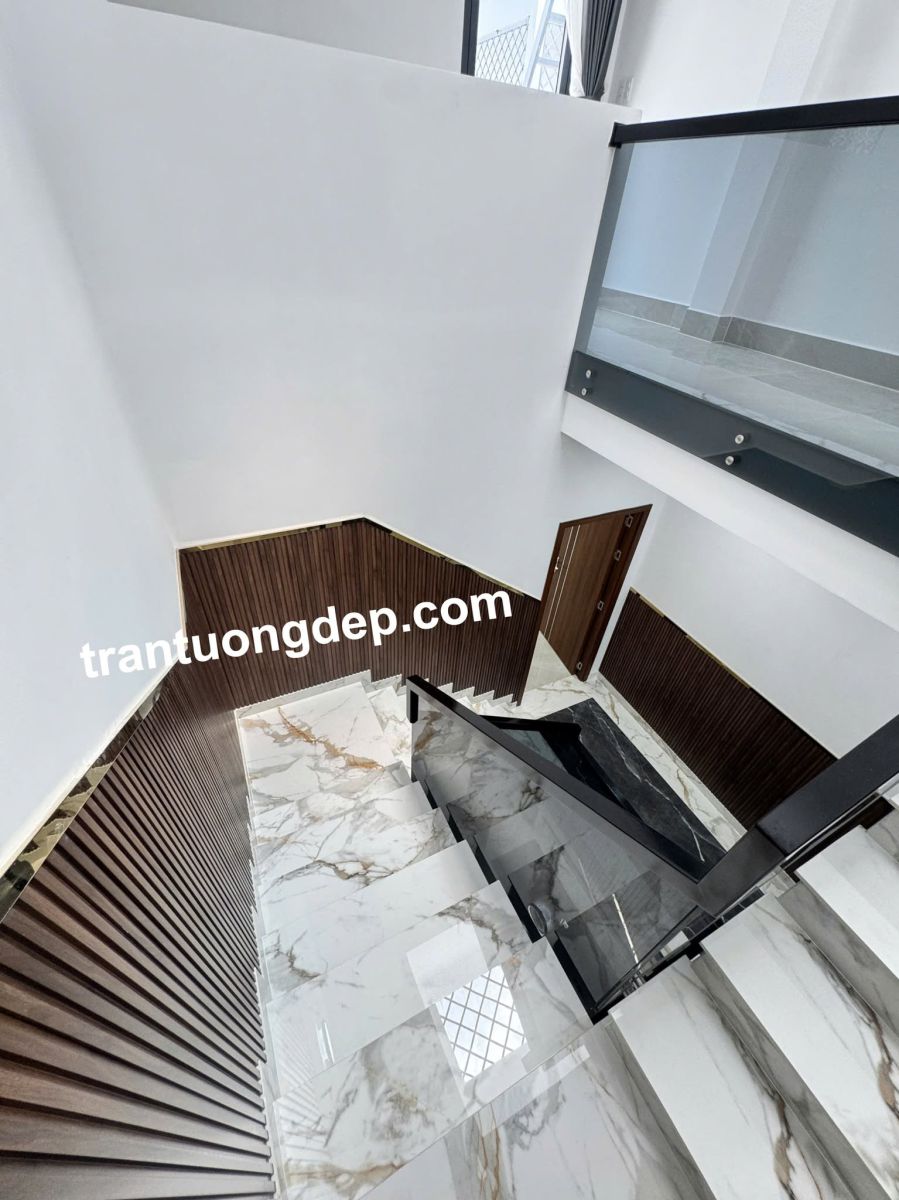 thi công ốp tường cầu thang đẹp giá rẻ hcm