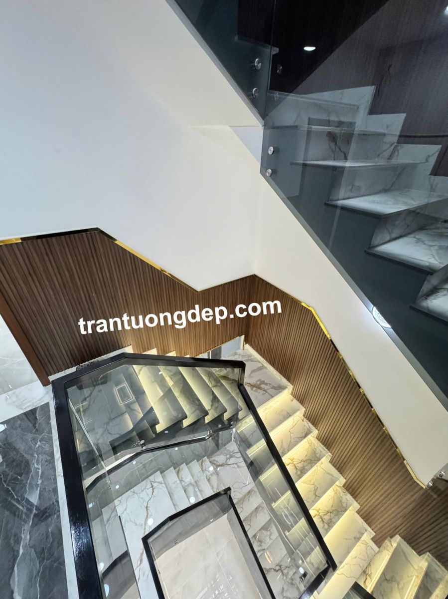 thi công ốp tường cầu thang đẹp giá rẻ hcm