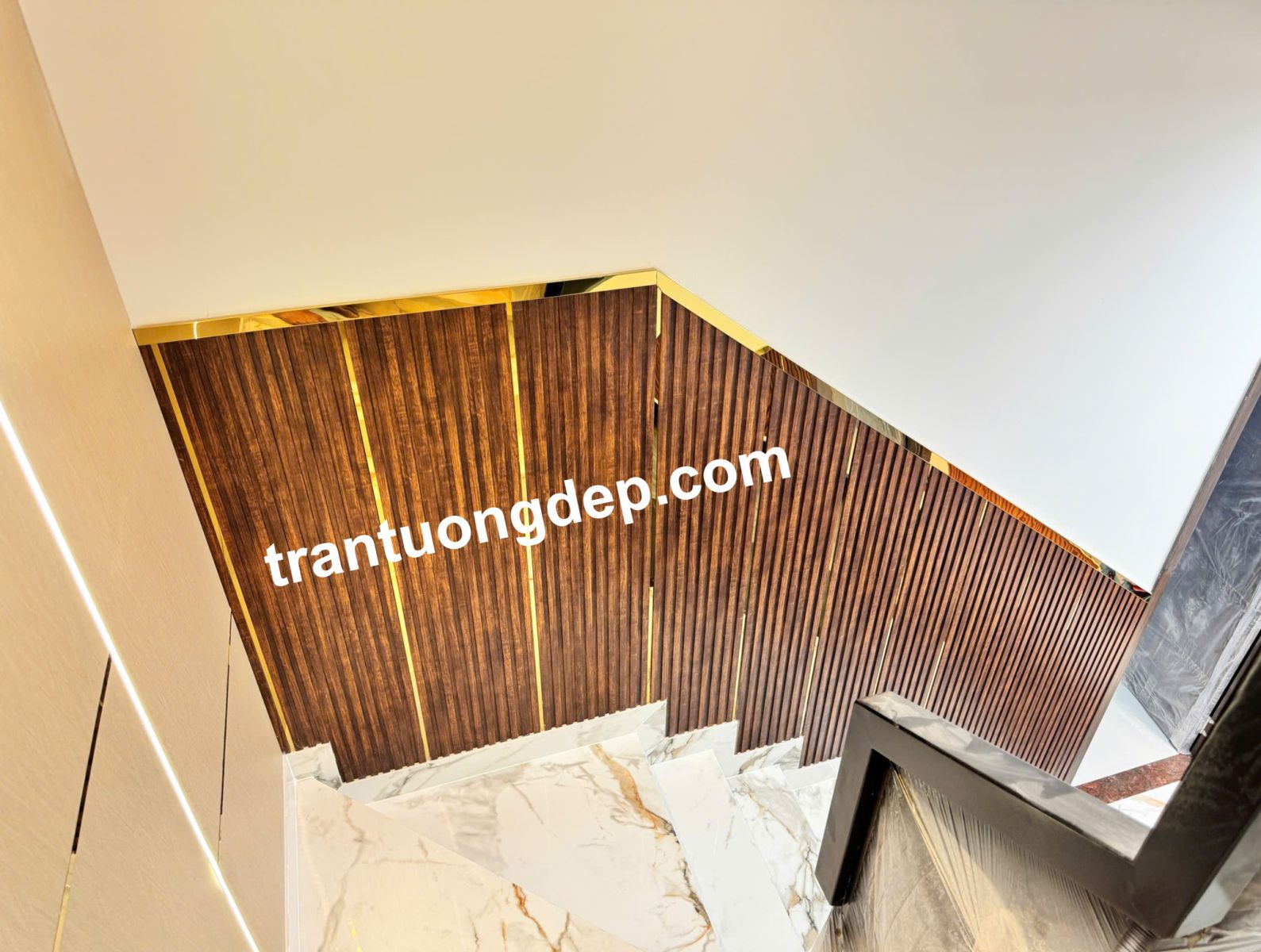 các mẫu ốp tường cầu thang đẹp