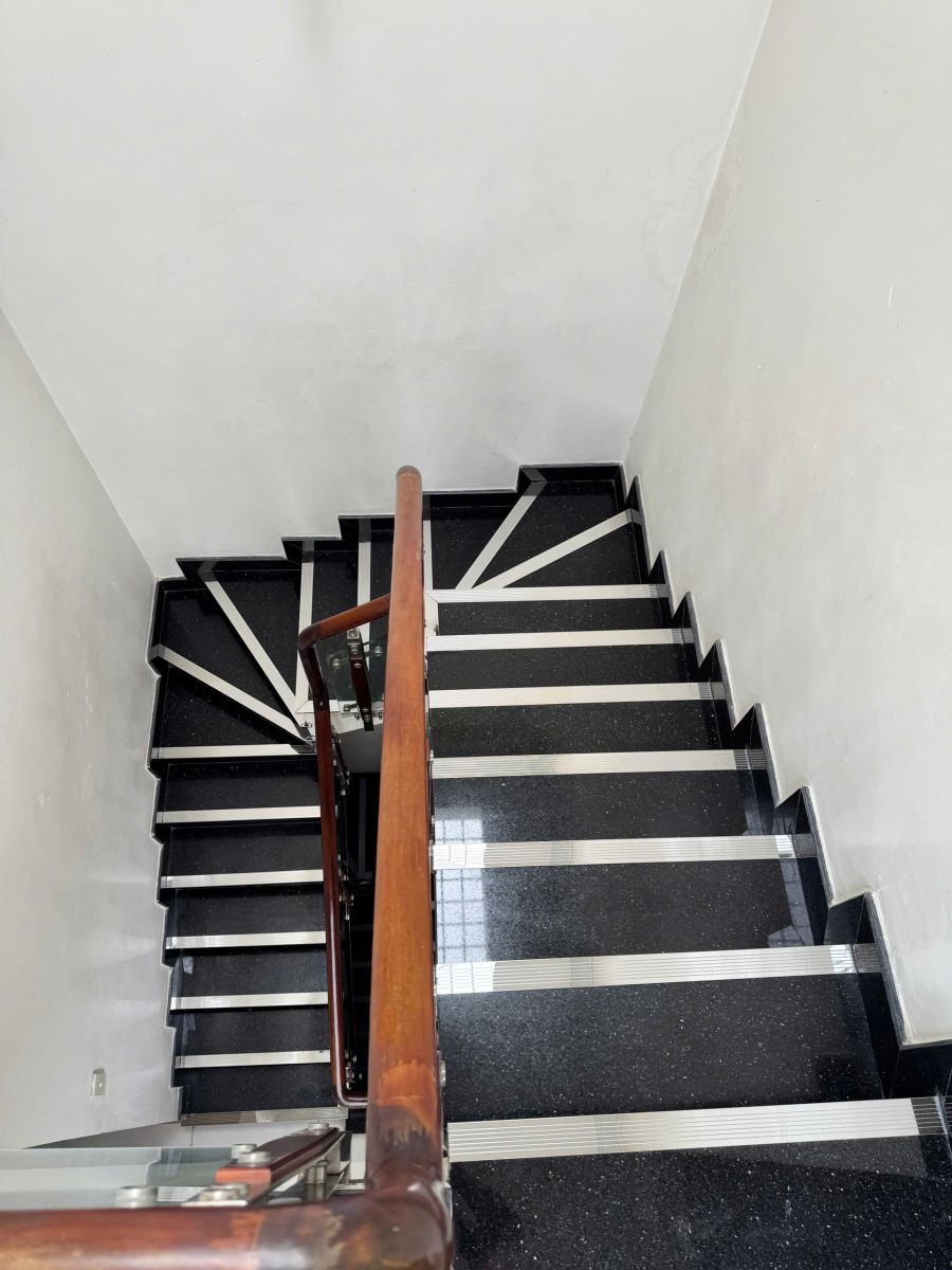 nẹp inox bậc cầu thang