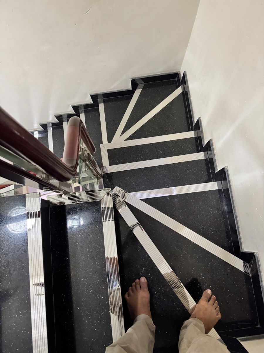 inox ốp viền cầu thang chống trượt
