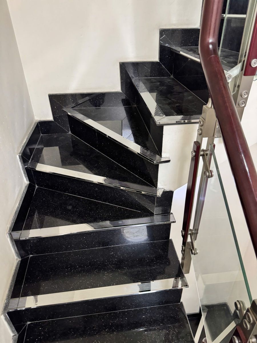 nẹp inox bậc cầu thang