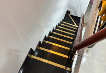 THI CÔNG NẸP INOX VIỀN BẬC CẦU THANG